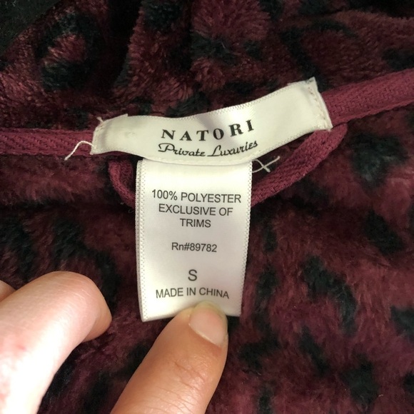 Natori Classics shawl Collar velvet Leopard robe - Picture 9 of 10